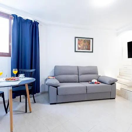 1j. Cozy Flores With Pool