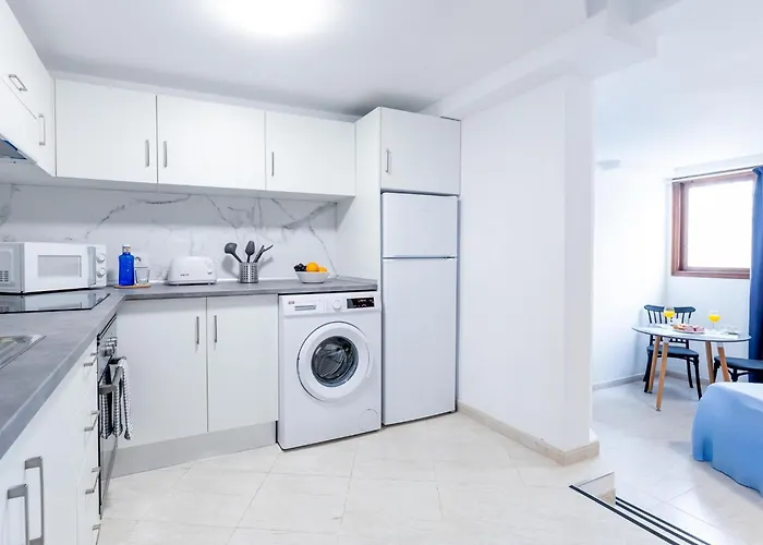 1j. Cozy Flores With Pool *