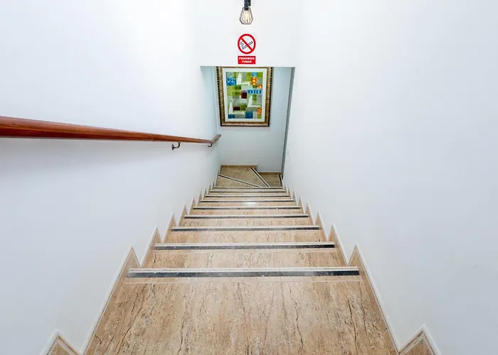 1j. Cozy Flores With Pool