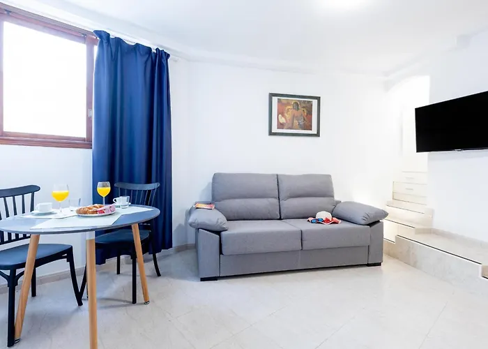 1j. Cozy Flores With Pool