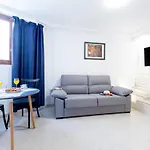 1j. Cozy Flores With Pool